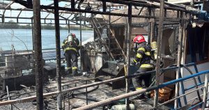 Incendiu la un ponton dormitor amplasat pe faleza din Tulcea. Flăcările s-au extins la bărcile din apropiere