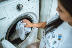 Cea mai bună metodă de curățare pentru a-ți păstra hainele mai mult timp. Sfaturile experților