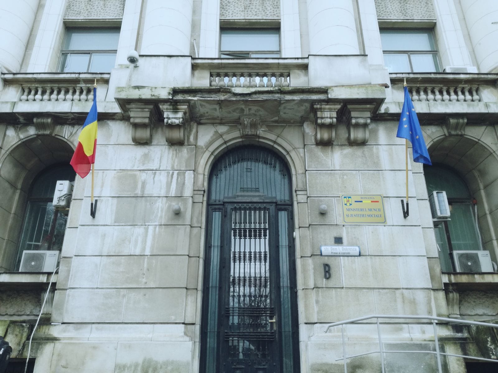 Proiectul Ministerului Muncii prevede reguli tranzitorii pentru detașarea și mutarea funcționarilor de stat