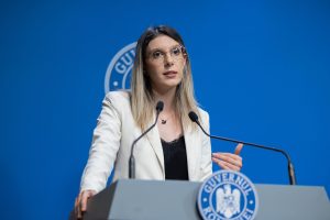 Urmează să aibă loc o dezbatere în cadrul unei ședințe a Camerei Deputaților, având ca obiect o moțiune de cenzură simplă îndreptată împotriva ministrului responsabil cu protecția mediului. 
Această moțiune va fi supusă la vot într-o ședință ulterioară, programată pentru ziua de miercuri.