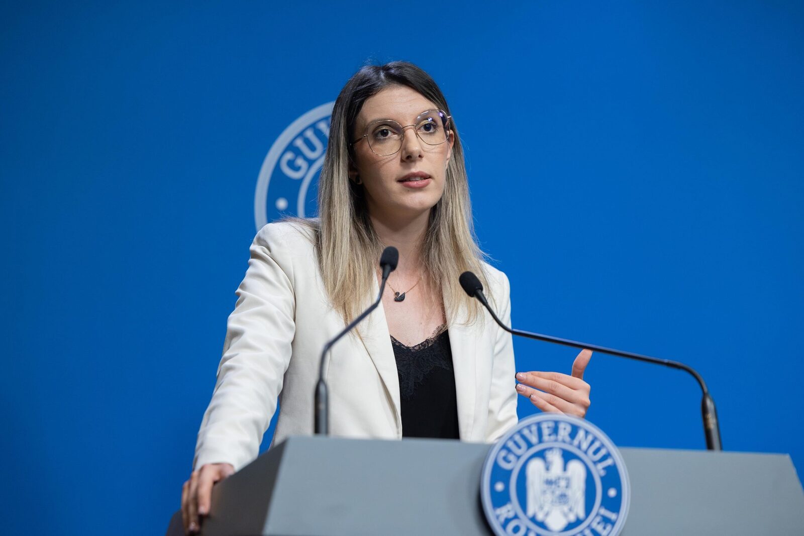 Diana Buzoianu, seful Ministerului Mediului, discuta despre Romsilva: Nu sunt planuri de a concedia 500 de angajati, chiar e posibil să nu fie niciunul. Există posibilitatea ca aceștia să fie relocate în ocoalele silvice sau în noile direcții regionale ce urmează a fi înființate / Aspirăm la absența celor 90 de directori existenți.
