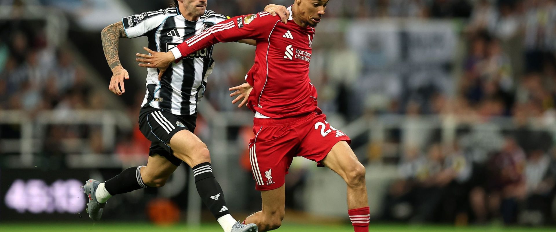 Liverpool, victorie cu emoții la Newcastle! A câștigat în minutul 90+10 deși a jucat o repriză cu om în plus