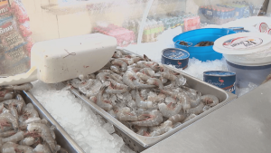 Restaurantelor locale le-au fost rezolvate disputelor cu pescarii de creveți în timp ce acțiunea legală în scandalul „Shrimpgate” se intensifică.
