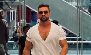 S-a întors el acasă singur sau împreună cu cineva după ce a descoperit adevărul?