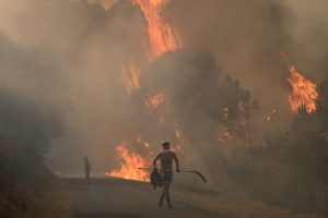 Un bărbat a fost arestat în Spania fiind acuzat de a fi declanșat un incendiu major care a cauzat moartea a doi pompieri.