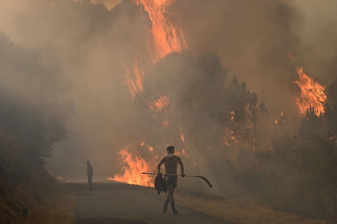 Un bărbat a fost arestat în Spania fiind acuzat de a fi declanșat un incendiu major care a cauzat moartea a doi pompieri.