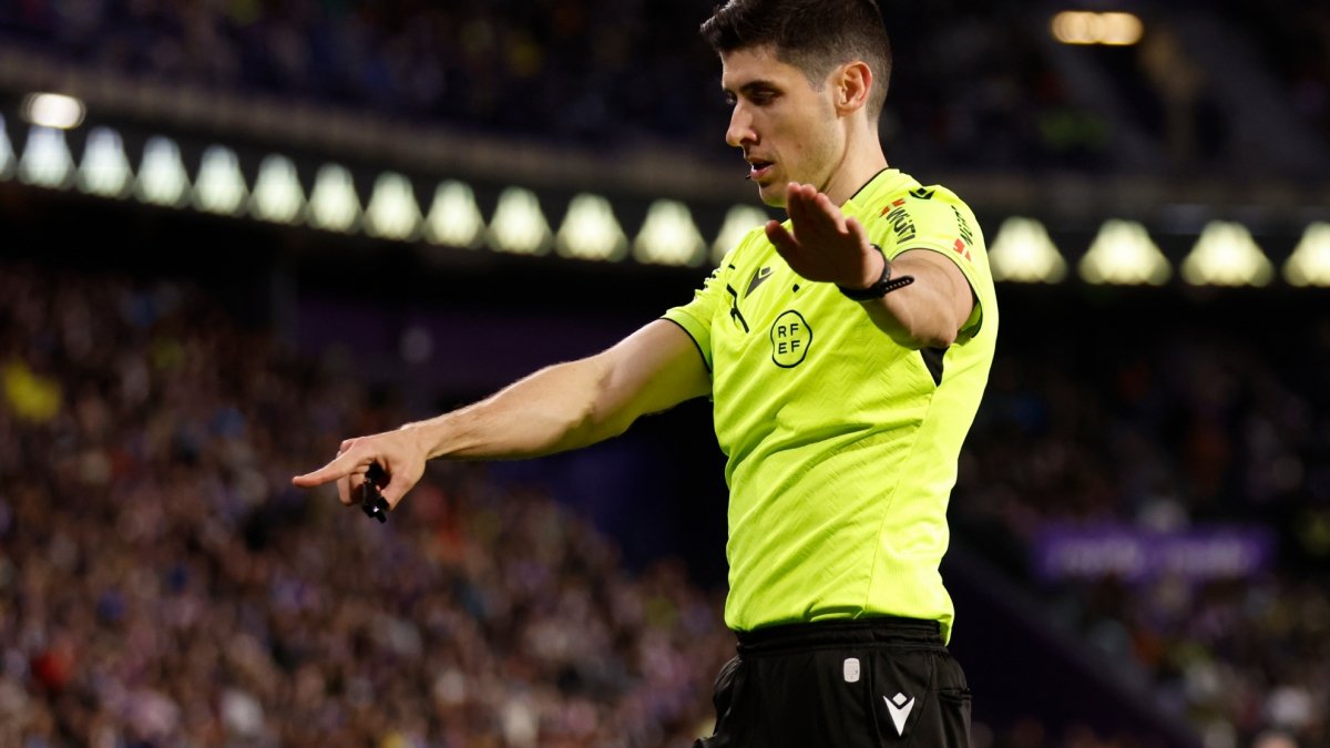 El VAR va y viene en Vallecas y no se puede revisar el penalti a Lamine