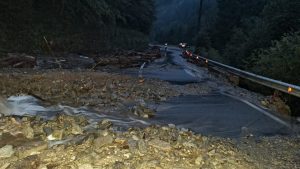 Viitură pe Transfăgărășan: zeci de mașini blocate în urma inundațiilor puternice.