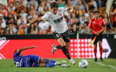 Jesús Vázquez se escapa de Luis Milla, del Getafe.