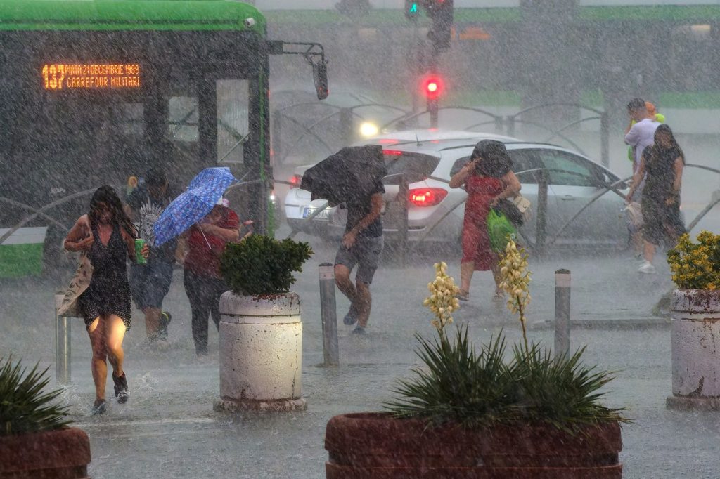 Șapte județe, sub cod portocaliu de vijelii. Meteorologii au emis noi alerte meteo de vreme extremă în următoarele ore