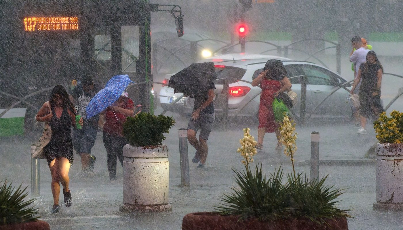 Șapte județe, sub cod portocaliu de vijelii. Meteorologii au emis noi alerte meteo de vreme extremă în următoarele ore
