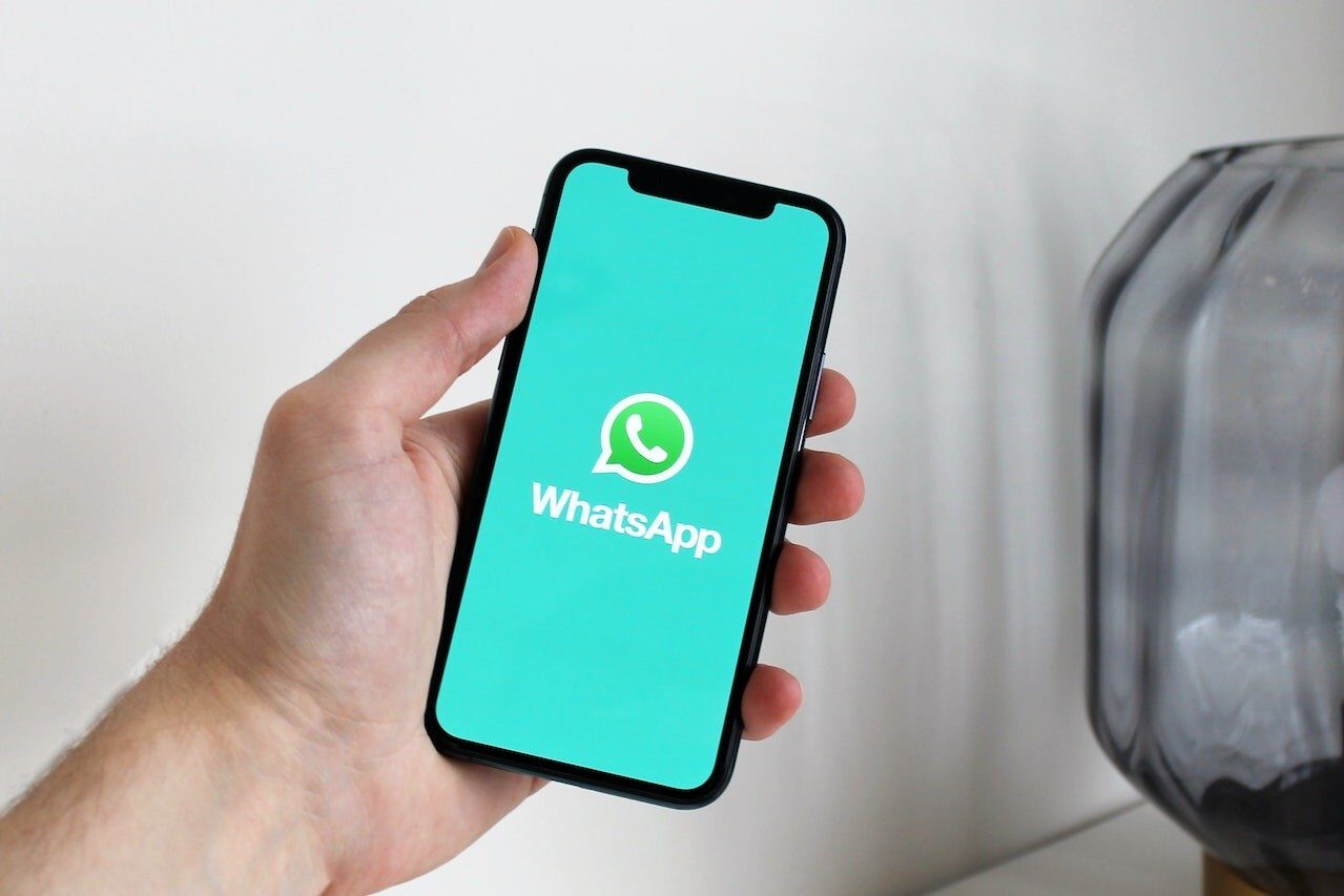 WhatsApp va folosi inteligența artificială pentru a sugera formulări ale mesajelor tale.