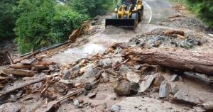 Vibrații puternice pe Transfăgărășan: zeci de vehicule blocate după o viitură puternică.