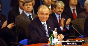 Fostul președinte Ion Iliescu, sub lupa specialiștilor: de la scepticismul comunist la imaginea de leader al stabilității naționale