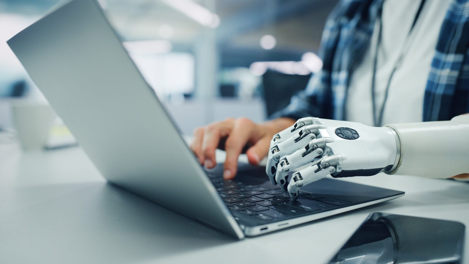 Fără adaptare, fără supraviețuire – O firmă de criptomonede își concediază angajații neflexibili la IA.
