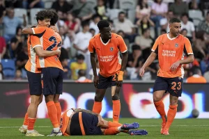 Echipa Başakşehir va înfrunta Universitatea Craiova într-un meci decisiv