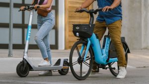 Reguli legale pentru circulația trotinetelor electrice în România, vehicule riscante datorită accidentelor.