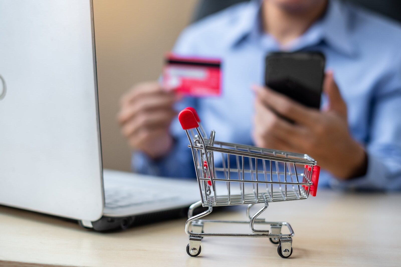 ARMO avertizează: Dacă nu se vor impune taxe pentru toate pachetele internaționale sub 150 de euro, România va procesa în continuare gratuit multe colete provenite de la Shein, Temu, AliExpress și altele.
