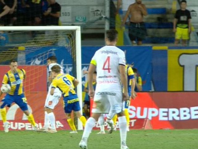 ”Va naște o dezbatere”! Fază controversată la Petrolul – Hermannstadt: ”Mingea îi vine în mână”