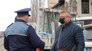 Functionarul vamal, surprins în flagrant când primea o sumă modică de bani într-un hotel, scapă de detenție datorită cuantumului redus al mituirii.