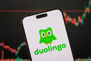 Direcția „AI-first” a Duolingo: CEO-ul răspunde criticilor asupra concedierilor.
