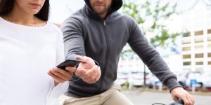 Un telefon sustras, numeroase tranzacții ilegale și pierderi semnificative la Cluj