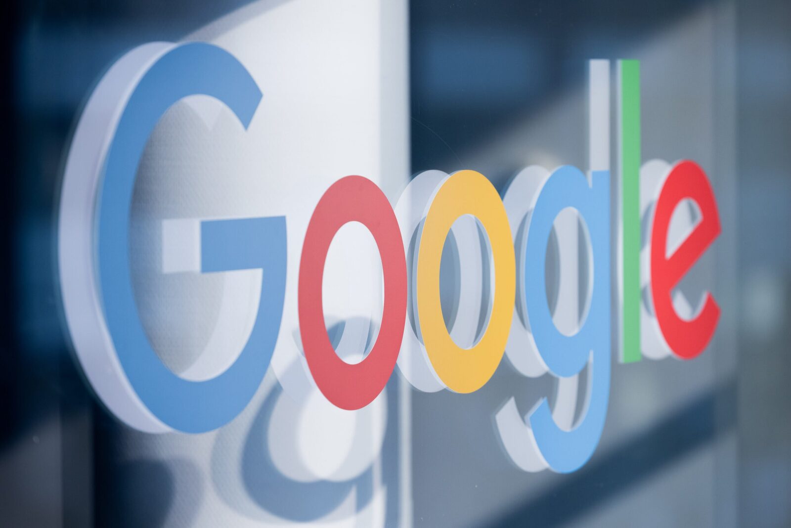 Google își avertizează miliardele de utilizatori Gmail despre riscul pirateriei parolelor.