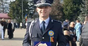 Ofițerul de poliție, fost atlet de elită, și-a pierdut viața în urma unei glume periculoase, după ce s-a urcat pe capota unui autoturism a cărui frână a fost brusc acționată de conducătorul auto.