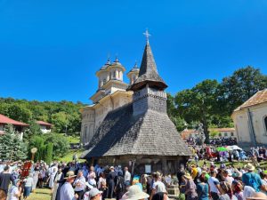 Programul și detaliile evenimentului Hramul Mănăstirii Nicula 2025, prezentate într-un comunicat de presă.