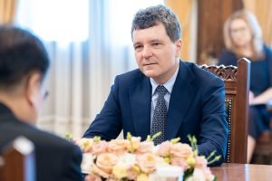 Nicușor Dan revine în România după o vacanță în Republica Moldova și se întâlnește cu salvamontiștii.