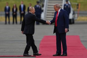 Expert în limbajul corpului analizează summit-ul Trump-Putin: „Partidă de șah”