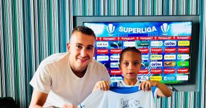 Legendarul Rotaru și-a respectat angajamentul: Tânărul fanatic al echipei de fotbal Craiova primește darul mult dorit