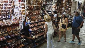 Autoritățile mexicane acuză Adidas de a fi copiat designul unei sandale indigene