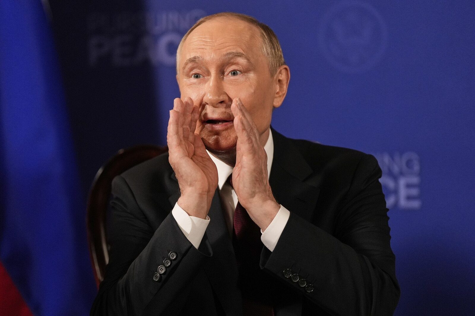 Vladimir Putin ignoră întrebările jurnaliștilor occidentali la summitul cu Donald Trump.