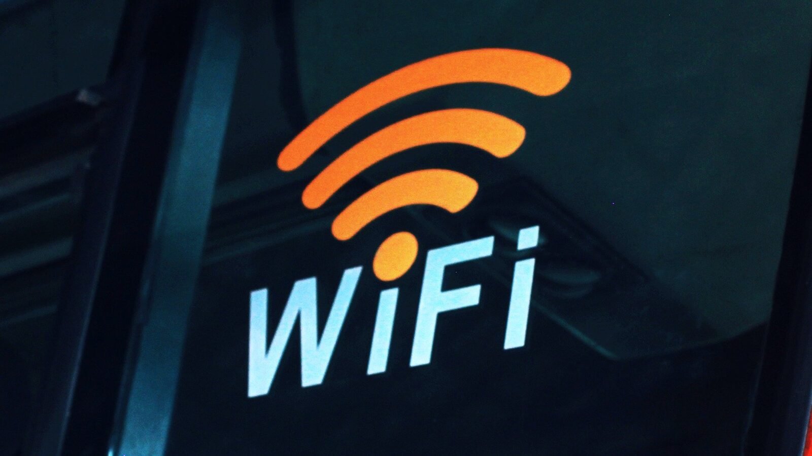 Rețelele Wi-Fi publice pot expune datele personale la riscuri.