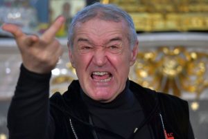 „Îi distrug complet pe amândoi, le iau capul!”