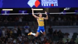Armand Duplantis își adjudecă al treilea titlu mondial la săritura cu prăjina, stabilind un nou record mondial cu 6,30 m.