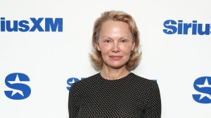 Pamela Anderson renunță la blond, poartă acum păr roșu cupru