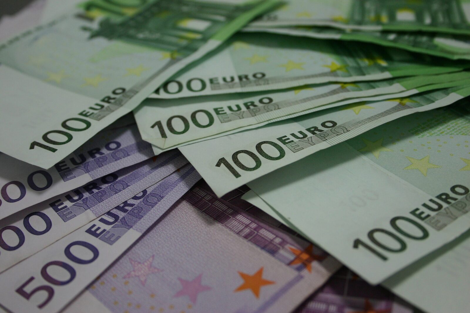 Curs valutar, 1 septembrie: Euro și aur mai scumpe