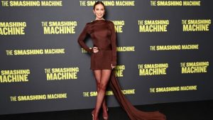 Emily Blunt lasă fanii fără suflare în rochia mini fără spate: „Cea mai sexy femeie”