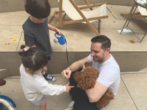 Primarul Stelian Bujduveanu își arată latura sentimentală: o întâlnire inedită cu George și două pisici, pe pagina sa de Facebook