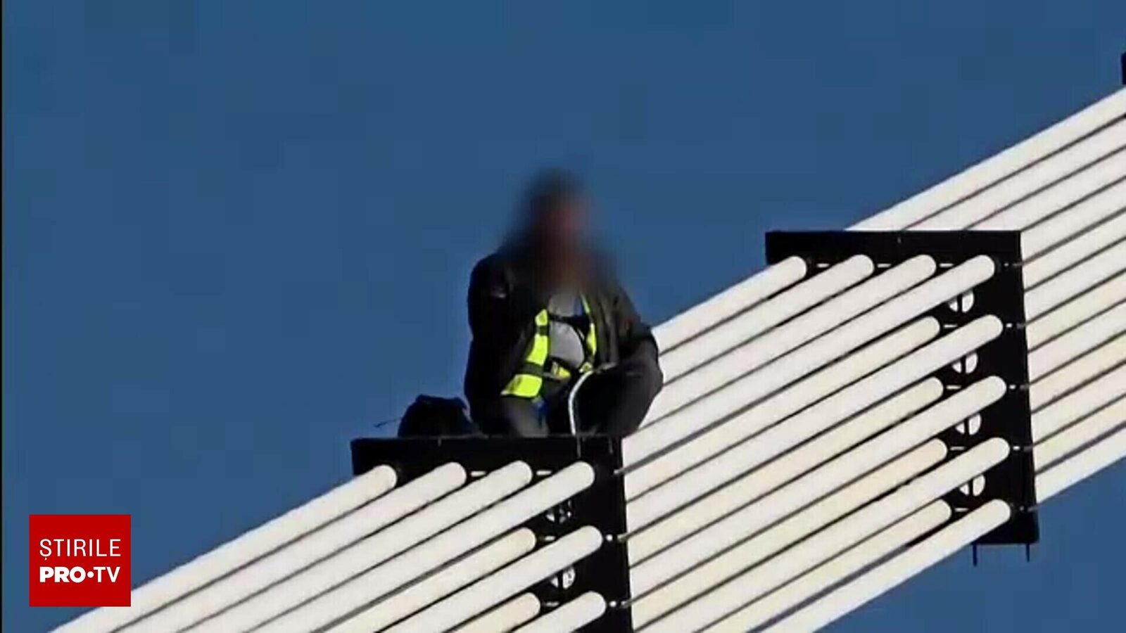 Haos pe podul de la Agigea: bărbat cere „turul doi” urcând pe cabluri