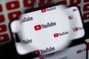 YouTube redeschide conturi suspendate pentru fake news legate de Covid și alegeri