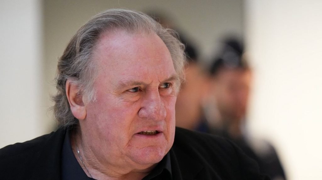 l'acteur est renvoyé devant la cour criminelle de Paris pour viols sur la comédienne Charlotte Arnould