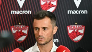 Andrei Nicolescu discută cu tatăl tânărului fotbalist despre posibila mutare la Dinamo.
