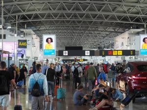 Atac cibernetic lovește aeroporturi europene, zboruri anulate și întârzieri masive