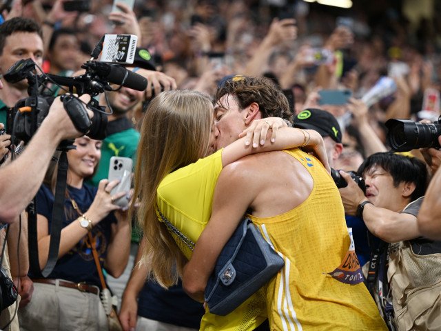 Galerie Foto | A stabilit un nou record mondial la atletism și a sărit direct în brațele iubitei!