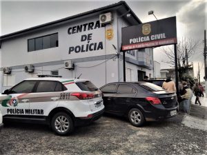 Bărbat amenință mama cu moartea și provoacă daune la locul de muncă al fostei soții.