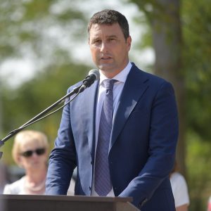 Barna Tanczos: Cseke a fost primul care a sugerat o diminuare cu 20% a numarului de angajati din administratia locala, bazandu-se pe datele recensamantului, nu cele ale INS / Aproximativ sase mii de persoane ar fi fost date afara / Prim-ministrul vizeaza aproape 13.000 de persoane.