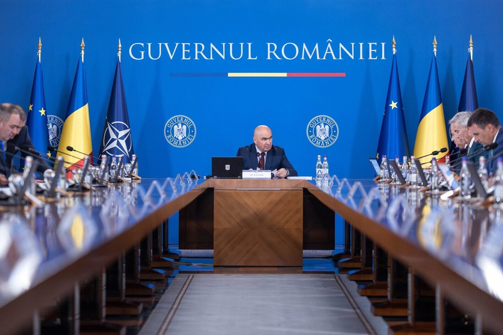 Bolojan anunța că vârsta de pensionare pentru judecători va urca gradual până la 65 de ani, cu pensii stabilite la 70% din salariu